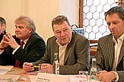 Bei der Vorstellung der Kampagnen (v.l.n.r.): Str&ouml;er Deutsche St&auml;dte Medien GmbH Gesch&auml;ftsf&uuml;hrer R&uuml;diger W. Storim, Prof. Dr. Eberhard, Dekan der Fakult&auml;t f&uuml;r Tourismus, Sport Scheck Gesch&auml;ftsf&uuml;hrer Stefan Herzog (Foto. Martin Schmitz)